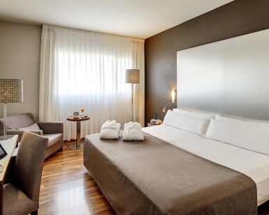Viva un fin de semana romántico en el corazón de Murcia con una estancia en el moderno hotel Sercotel, que cuenta con una amplia cama, dos lujosos albornoces, un cómodo sillón, escritorio con lámpara y ventanas con cortinas transparentes para una escapada serena. - ForTwo - Planes para parejas