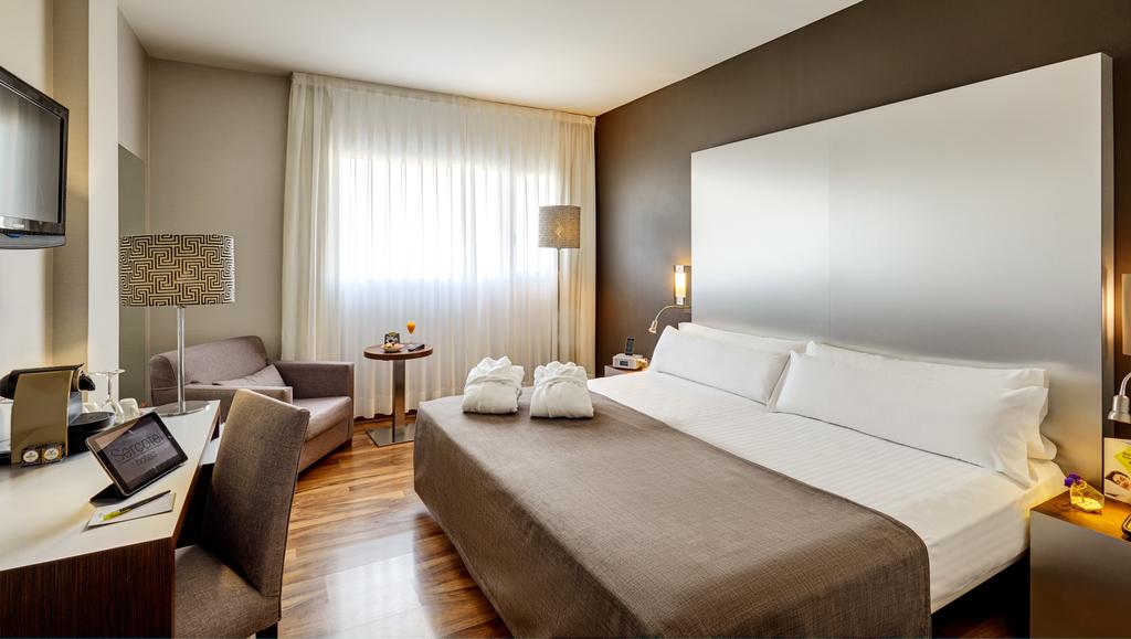 Viva un fin de semana romántico en el corazón de Murcia con una estancia en el moderno hotel Sercotel, que cuenta con una amplia cama, dos lujosos albornoces, un cómodo sillón, escritorio con lámpara y ventanas con cortinas transparentes para una escapada serena. - ForTwo - Planes para parejas