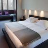 Descubra la elegancia moderna del Escapada Hotel SixtyTwo en Barcelona, con una cama espaciosa, iluminación de acento y una acogedora zona de estar junto a la ventana con impresionantes vistas a la ciudad. Además, disfrute de un cava con brochetas de fruta mientras se relaja con su programa favorito en este elegante santuario. - ForTwo - Planes para parejas