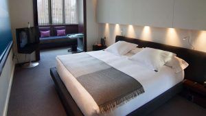 Descubra la elegancia moderna del Escapada Hotel SixtyTwo en Barcelona, con una cama espaciosa, iluminación de acento y una acogedora zona de estar junto a la ventana con impresionantes vistas a la ciudad. Además, disfrute de un cava con brochetas de fruta mientras se relaja con su programa favorito en este elegante santuario. - ForTwo - Planes para parejas