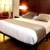 En nuestra Escapada con habitación doble, disfrute de una moderna habitación con una cama bien hecha, dos almohadas y mesitas de noche. Empiece el día con nuestro desayuno buffet antes de explorar las atracciones de Barcelona y disfrutar de un espectáculo de flamenco. - ForTwo - Planes para parejas