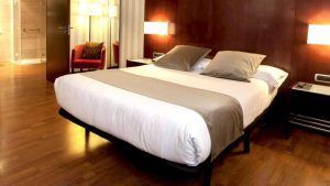 En nuestra Escapada con habitación doble, disfrute de una moderna habitación con una cama bien hecha, dos almohadas y mesitas de noche. Empiece el día con nuestro desayuno buffet antes de explorar las atracciones de Barcelona y disfrutar de un espectáculo de flamenco. - ForTwo - Planes para parejas