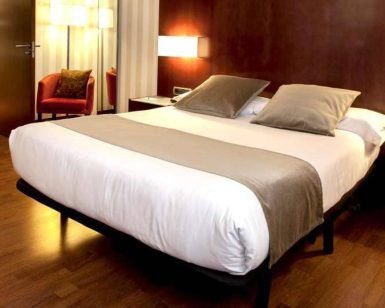 En nuestra Escapada con habitación doble, disfrute de una moderna habitación con una cama bien hecha, dos almohadas y mesitas de noche. Empiece el día con nuestro desayuno buffet antes de explorar las atracciones de Barcelona y disfrutar de un espectáculo de flamenco. - ForTwo - Planes para parejas