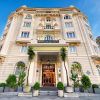 Ubicado en una exuberante vegetación, el elegante e histórico Hotel Carlton (Bilbao) cuenta con una gran entrada y ventanas arqueadas, todo ello bañado por el radiante sol de Bilbao. - ForTwo - Planes para parejas