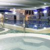 La zona de piscina cubierta cuenta con un jacuzzi en primer plano y una piscina de entrenamiento al fondo, que recuerda la serena experiencia que ofrece Circuito termal 90 minutos + jardín privado (Bilbao). - ForTwo - Planes para parejas