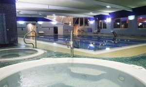 La zona de piscina cubierta cuenta con un jacuzzi en primer plano y una piscina de entrenamiento al fondo, que recuerda la serena experiencia que ofrece Circuito termal 90 minutos + jardín privado (Bilbao). - ForTwo - Planes para parejas
