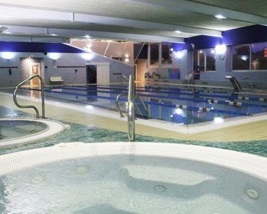 La zona de piscina cubierta cuenta con un jacuzzi en primer plano y una piscina de entrenamiento al fondo, que recuerda la serena experiencia que ofrece Circuito termal 90 minutos + jardín privado (Bilbao). - ForTwo - Planes para parejas