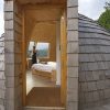 En la Selva de Irati de Navarra, los "Iglús panorámicos" ofrecen una cabaña abovedada de madera con puertas abiertas que revelan impresionantes vistas y una acogedora cama para una escapada tranquila a la naturaleza. - ForTwo - Planes para parejas