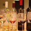 Las muestras de Cata de vinos en Barcelona se presentan elegantemente dispuestas con botellas de vino y copas sobre una mesa en una bodega cerca de las encantadoras calles de Barcelona. - ForTwo - Planes para parejas