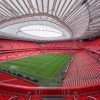 El majestuoso Estadio San Mamés de Bilbao se encuentra vacío con sus asientos rojos contrastando con el exuberante campo verde bajo un gran techo ovalado retráctil, esperando ansiosamente la vitalidad del próximo Tour por el estadio San Mamés (Bilbao). - ForTwo - Planes para parejas
