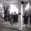 En la fábrica de Schindler, Cracovia, fotografías en blanco y negro sobre paneles transparentes evocan un período histórico. Esta exposición, que se explora mejor con el Tour guiado a la fábrica de Schindler (Cracovia), ofrece una mirada al pasado en un entorno museístico. - ForTwo - Planes para parejas