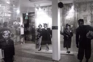 En la fábrica de Schindler, Cracovia, fotografías en blanco y negro sobre paneles transparentes evocan un período histórico. Esta exposición, que se explora mejor con el Tour guiado a la fábrica de Schindler (Cracovia), ofrece una mirada al pasado en un entorno museístico. - ForTwo - Planes para parejas