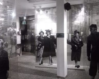 En la fábrica de Schindler, Cracovia, fotografías en blanco y negro sobre paneles transparentes evocan un período histórico. Esta exposición, que se explora mejor con el Tour guiado a la fábrica de Schindler (Cracovia), ofrece una mirada al pasado en un entorno museístico. - ForTwo - Planes para parejas