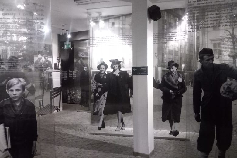 En la fábrica de Schindler, Cracovia, fotografías en blanco y negro sobre paneles transparentes evocan un período histórico. Esta exposición, que se explora mejor con el Tour guiado a la fábrica de Schindler (Cracovia), ofrece una mirada al pasado en un entorno museístico. - ForTwo - Planes para parejas
