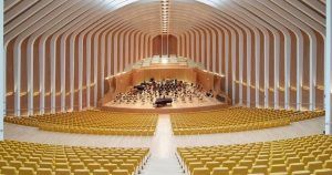 Descubra la espaciosa sala de conciertos, con su arquitectura curva y butacas amarillas, donde se presenta la famosa Ópera de Valencia. Complemente su visita con una Visita guiada a la Ópera de Valencia para descubrir las historias ocultas y las maravillas arquitectónicas. - ForTwo - Planes para parejas