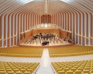Descubra la espaciosa sala de conciertos, con su arquitectura curva y butacas amarillas, donde se presenta la famosa Ópera de Valencia. Complemente su visita con una Visita guiada a la Ópera de Valencia para descubrir las historias ocultas y las maravillas arquitectónicas. - ForTwo - Planes para parejas