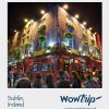 Una animada escena nocturna en Dublín con una multitud bulliciosa afuera de un pub decorado se siente como un inesperado "Regalo de viaje sorpresa por Europa para 2 personas". - ForTwo - Planes para parejas