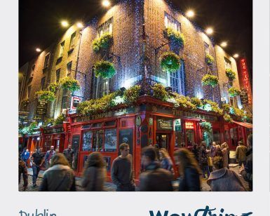Una animada escena nocturna en Dublín con una multitud bulliciosa afuera de un pub decorado se siente como un inesperado "Regalo de viaje sorpresa por Europa para 2 personas". - ForTwo - Planes para parejas