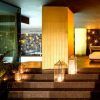 Experimente la lujosa y tenuemente iluminada zona de spa interior del Hotel de diseño 4* con spa, desayuno y cava (Granada), equipada con escaleras, linternas, plantas y una tumbona para una atmósfera relajante. - ForTwo - Planes para parejas