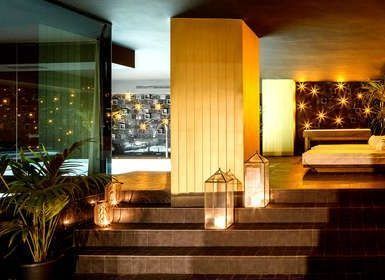 Experimente la lujosa y tenuemente iluminada zona de spa interior del Hotel de diseño 4* con spa, desayuno y cava (Granada), equipada con escaleras, linternas, plantas y una tumbona para una atmósfera relajante. - ForTwo - Planes para parejas