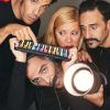 En el corazón de Madrid, cuatro personas posan juguetonamente con un pequeño teclado bajo un foco, encarnando el espíritu de las Jamming Sessions del Teatro Maravillas. - ForTwo - Planes para parejas