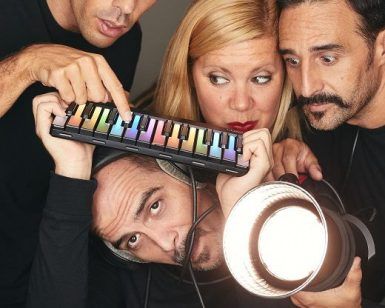 En el corazón de Madrid, cuatro personas posan juguetonamente con un pequeño teclado bajo un foco, encarnando el espíritu de las Jamming Sessions del Teatro Maravillas. - ForTwo - Planes para parejas