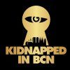 Un logo dorado con un ojo en forma de cerradura sobre el horizonte de la ciudad captura el estilo de Tarantino, con el texto "Secuestrado en BCN" en negro. Vive la experiencia "Secuestrado en BCN - Un juego a lo Tarantino de Escape Room (Barcelona)" con la vibrante Barcelona como telón de fondo. - ForTwo - Planes para parejas