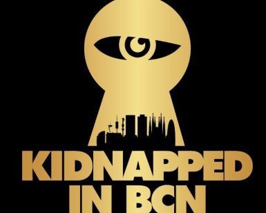 Un logo dorado con un ojo en forma de cerradura sobre el horizonte de la ciudad captura el estilo de Tarantino, con el texto "Secuestrado en BCN" en negro. Vive la experiencia "Secuestrado en BCN - Un juego a lo Tarantino de Escape Room (Barcelona)" con la vibrante Barcelona como telón de fondo. - ForTwo - Planes para parejas