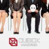 Cuatro personas vestidas de negocios están sentadas, una de ellas con una misteriosa máscara blanca. El texto dice "La entrevista - Un escape room de Cubick (Madrid)", acompañado de un logo rojo, lo que sugiere una experiencia inmersiva de escape room. - ForTwo - Planes para parejas