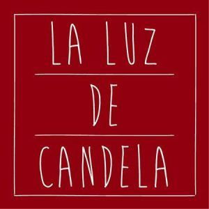 El texto sobre fondo rojo dice "Restaurante La Luz de la Candela - Málaga" en letras blancas dibujadas a mano, invitándote a experimentar el encanto de este querido restaurante. - ForTwo - Planes para parejas