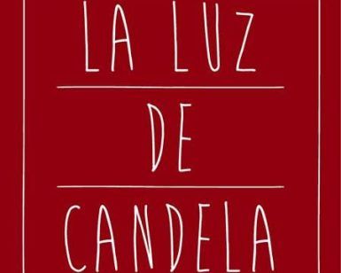 El texto sobre fondo rojo dice "Restaurante La Luz de la Candela - Málaga" en letras blancas dibujadas a mano, invitándote a experimentar el encanto de este querido restaurante. - ForTwo - Planes para parejas