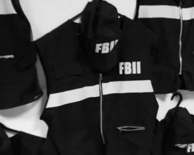 Uniformes y gorras del FBI en blanco y negro colgados en una pared evocan los emocionantes misterios de "El Registro", un juego de Lock In Escape Room (Granada). - ForTwo - Planes para parejas