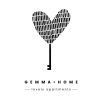Una llave con forma de corazón y rayas. Texto: Gemma Home, encantadores apartamentos abajo. Perfectamente ubicado en el centro de Granada, el "Bonito apartamento estudio para 2 en el centro de Granada" ofrece encanto y estilo. - ForTwo - Planes para parejas