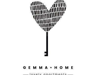 Una llave con forma de corazón y rayas. Texto: Gemma Home, encantadores apartamentos abajo. Perfectamente ubicado en el centro de Granada, el "Bonito apartamento estudio para 2 en el centro de Granada" ofrece encanto y estilo. - ForTwo - Planes para parejas