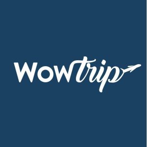 El logo de Wowtrip, que presenta un gráfico de avión sobre un fondo azul, captura perfectamente la emoción de su "Viaje sorpresa con vuelo + hotel a una ciudad de Europa". - ForTwo - Planes para parejas