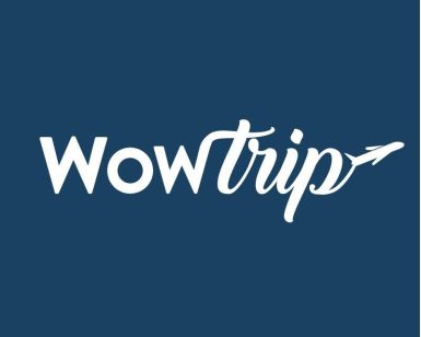 El logo de Wowtrip, que presenta un gráfico de avión sobre un fondo azul, captura perfectamente la emoción de su "Viaje sorpresa con vuelo + hotel a una ciudad de Europa". - ForTwo - Planes para parejas