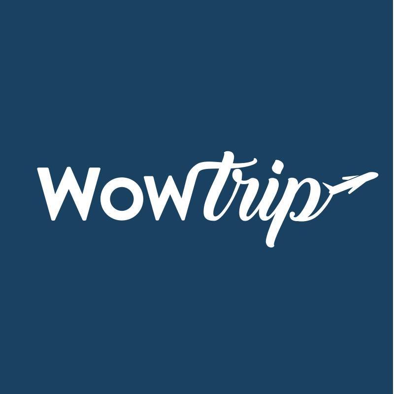 El logo de Wowtrip, que presenta un gráfico de avión sobre un fondo azul, captura perfectamente la emoción de su "Viaje sorpresa con vuelo + hotel a una ciudad de Europa". - ForTwo - Planes para parejas