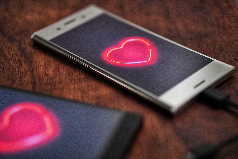 teléfono con fondo de pantalla de corazón|||||||||||||