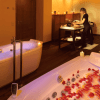 Disfrute de una sesión de lujo en el spa del Caroli Health Club, que cuenta con dos mesas de masaje, una bañera iluminada con pétalos de flores y una cálida iluminación ambiental para la mejor experiencia de relajación. - ForTwo - Planes para parejas