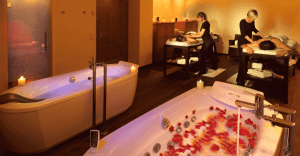 Disfrute de una sesión de lujo en el spa del Caroli Health Club, que cuenta con dos mesas de masaje, una bañera iluminada con pétalos de flores y una cálida iluminación ambiental para la mejor experiencia de relajación. - ForTwo - Planes para parejas