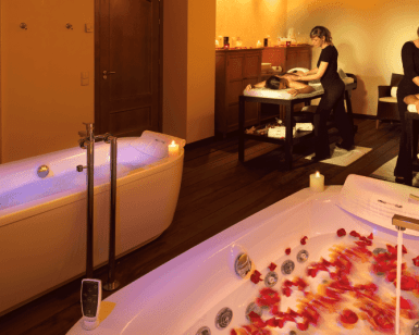 Disfrute de una sesión de lujo en el spa del Caroli Health Club, que cuenta con dos mesas de masaje, una bañera iluminada con pétalos de flores y una cálida iluminación ambiental para la mejor experiencia de relajación. - ForTwo - Planes para parejas