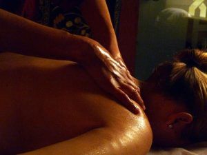 En el ambiente sereno de una iluminación suave, dos personas disfrutan de un relajante masaje con el Baño y masaje para dos MIMMA 30 en Hammam Al Ándalus Madrid, mientras unas manos expertas aplican suavemente el aceite, evocando una relajación eterna. - ForTwo - Planes para parejas