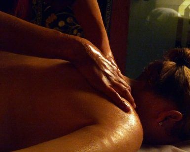 En el ambiente sereno de una iluminación suave, dos personas disfrutan de un relajante masaje con el Baño y masaje para dos MIMMA 30 en Hammam Al Ándalus Madrid, mientras unas manos expertas aplican suavemente el aceite, evocando una relajación eterna. - ForTwo - Planes para parejas