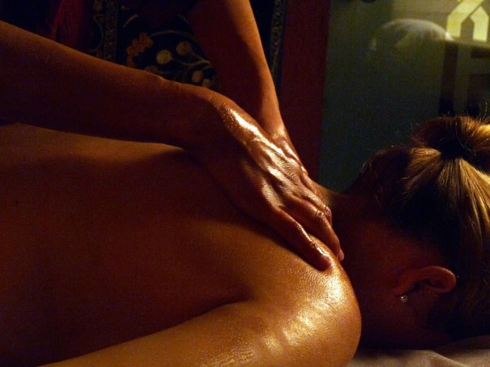 En el ambiente sereno de una iluminación suave, dos personas disfrutan de un relajante masaje con el Baño y masaje para dos MIMMA 30 en Hammam Al Ándalus Madrid, mientras unas manos expertas aplican suavemente el aceite, evocando una relajación eterna. - ForTwo - Planes para parejas