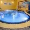 Relájese en la serena piscina cubierta con chorros de hidroterapia y azulejos azules, realzada por relajantes fuentes de agua e iluminación cálida en Circuito Termal Spa Lowcost en Madrid, que ofrece tranquilidad y rejuvenecimiento para todos los huéspedes. - ForTwo - Planes para parejas