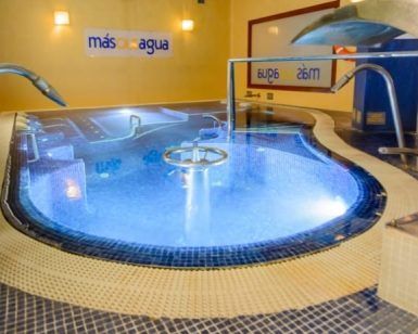 Relájese en la serena piscina cubierta con chorros de hidroterapia y azulejos azules, realzada por relajantes fuentes de agua e iluminación cálida en Circuito Termal Spa Lowcost en Madrid, que ofrece tranquilidad y rejuvenecimiento para todos los huéspedes. - ForTwo - Planes para parejas