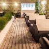 El restaurante Mastropiero Gastrobar en Cáceres cuenta con un patio en la azotea con sofás blancos en una terraza de madera, vegetación en macetas y mesas con sillas, creando un ambiente de gastrobar ideal. - ForTwo - Planes para parejas