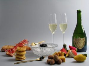 El Picnic de lujo en Barcelona - Menú Dos Tiempos ofrece una lujosa variedad de champán, caviar, panes, mazapán con forma de fruta y dos copas de champán llenas, ideal para una tarde soleada en Barcelona. - ForTwo - Planes para parejas