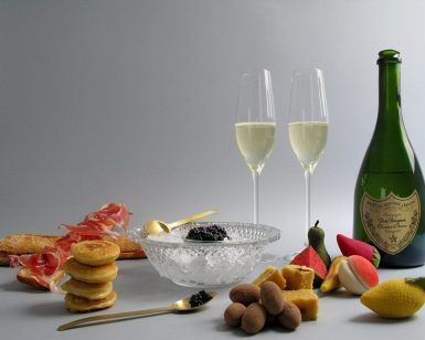 El Picnic de lujo en Barcelona - Menú Dos Tiempos ofrece una lujosa variedad de champán, caviar, panes, mazapán con forma de fruta y dos copas de champán llenas, ideal para una tarde soleada en Barcelona. - ForTwo - Planes para parejas