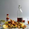 Picnic en Barcelona - Menú Aperitivo ofrece una deliciosa selección de patatas fritas, aceitunas, conservas de marisco y salsa picante. Ideal para un picnic soleado en Barcelona, incluye vasos y removedores junto a una clásica botella de cristal. - ForTwo - Planes para parejas